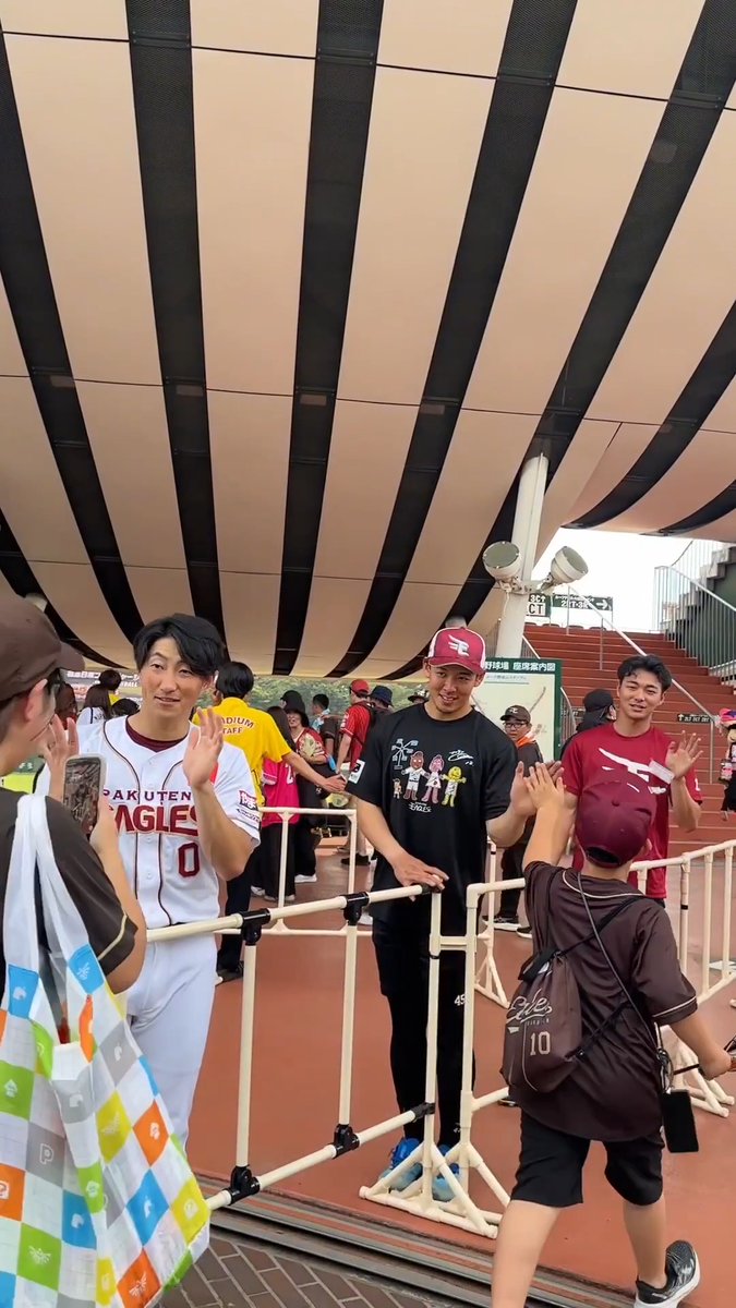 ウェルカムハイタッチ✋✨ inヨーク開成山スタジアム #小深田大翔 選手& #九谷瑠 選手& #藤原聡大 選手が登場しました! #RakutenEagles #強鷲革新