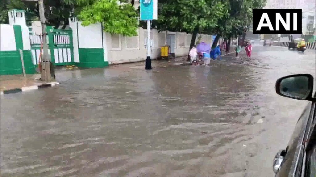 #WATCH | Maharashtra: Waterlogging witnessed in Worli area of Mumbai due to heavy rainfall.
