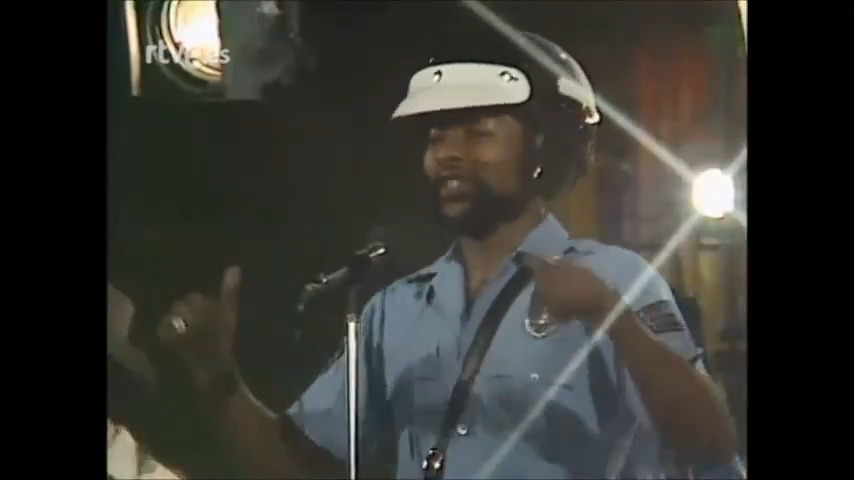 Ha fallecido Víctor Wellis, vocalista principal y compositor de los grandes éxitos de los míticos Village People, que tanto hemos cantado y bailado. Seguiremos haciéndolo. Nuestro recuerdo, revisitando aquel 'Aplauso' de 1979 que nos visitaron --> #DEP