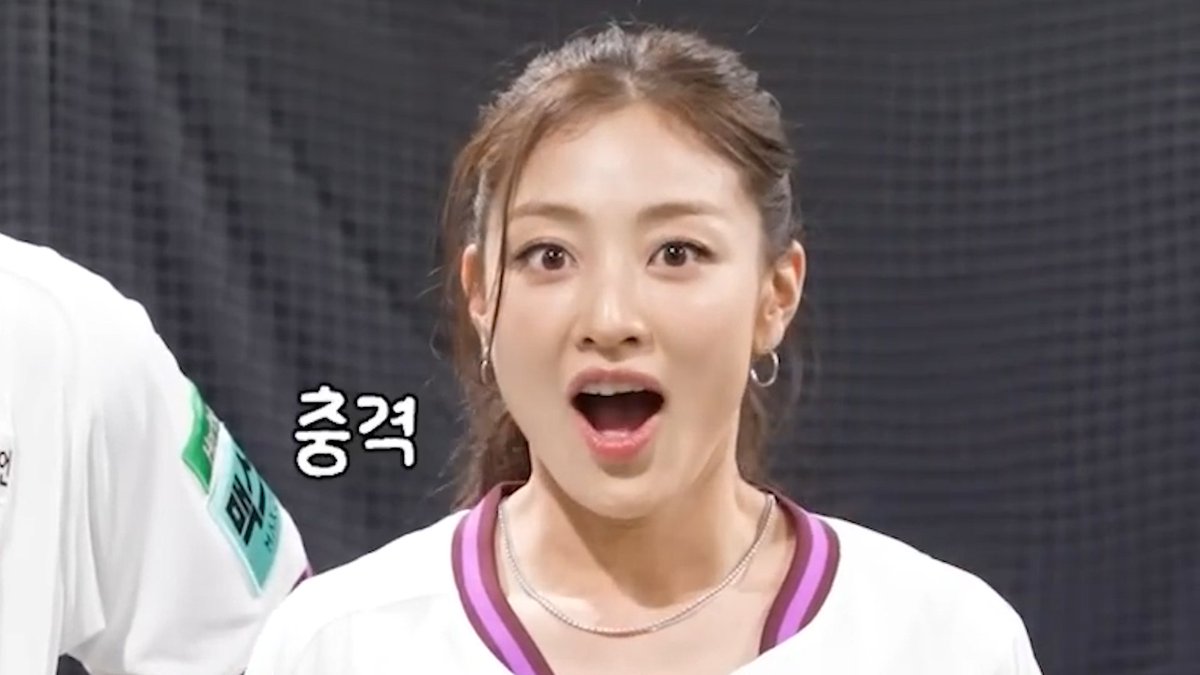 Jihyo's reaction to the baseball player (born in 2007) saying he was in grade 3 of elementary school when TT came out 😭