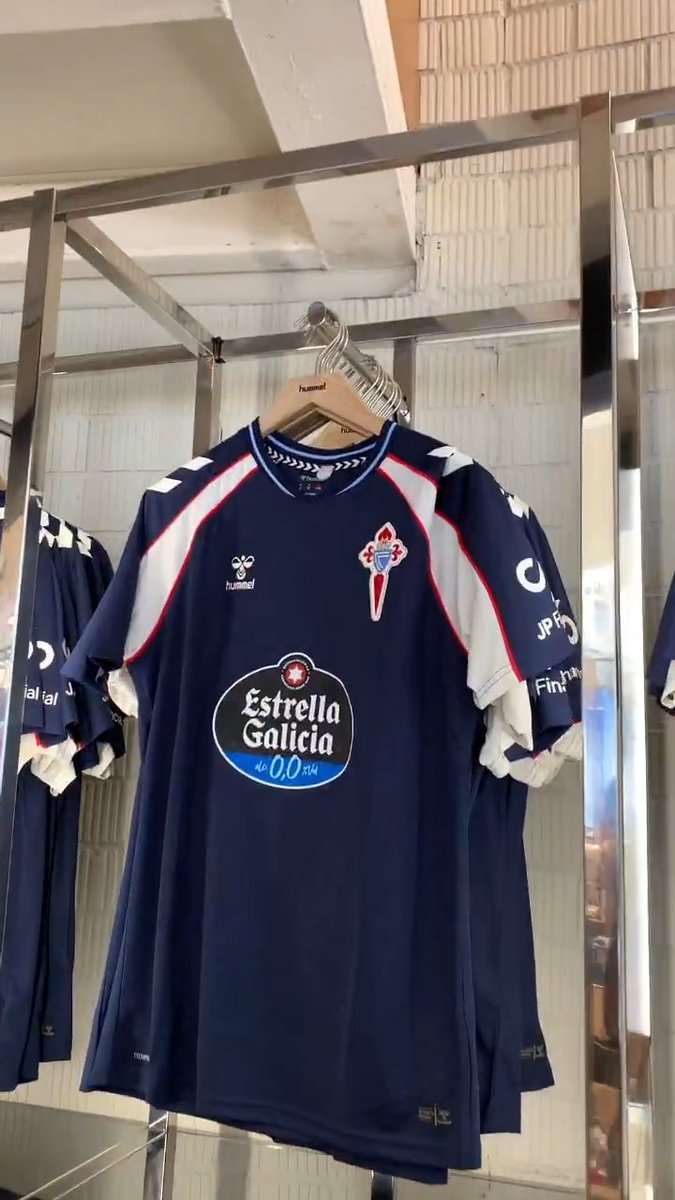 🛍️ As novas camisetas, xa dispoñibles nas tendas de Abanca Balaídos e A Sede. hummel ⋄ hummel ES-PT