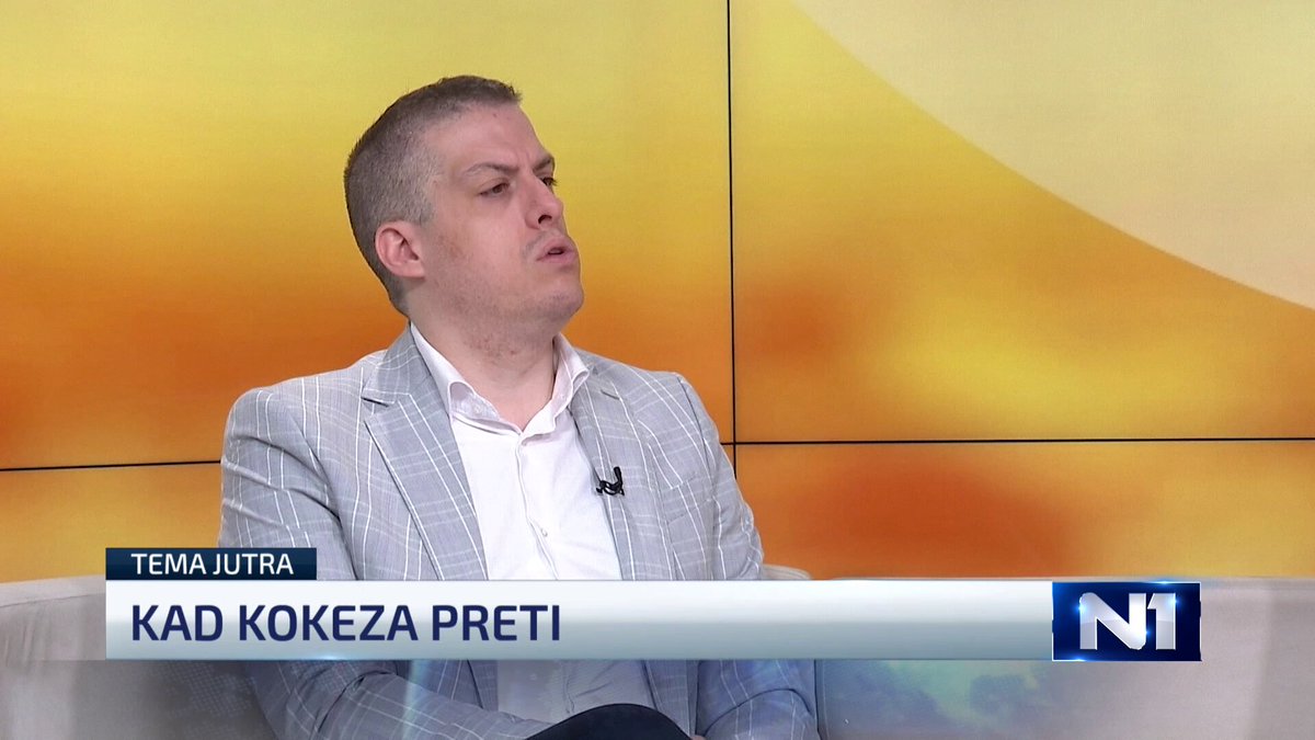 Postavlja se pitanje ko je bivšem predsedniku Fudbalskog saveza Srbije i članu SNS-a Slaviši Kokezi omogućio da napusti zemlju, kaže advokat Ivan Ninić i navodi da ga verovatno štiti činjenica da zna šta je radio predsednik Republike. Novinarka nedeljnika Radar Nataša Korlat kaže da je Kokeza razvijao svoj biznis počev od dolaska SNS na vlast i da državi duguje još milion evra poreza.
