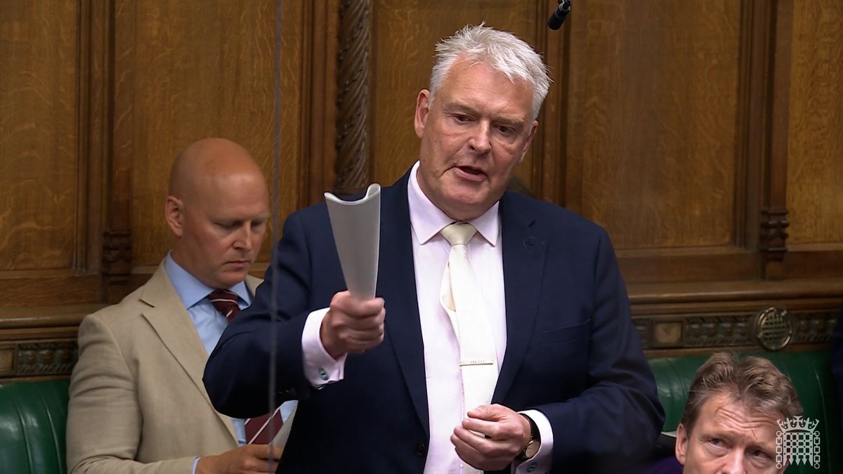 Watch Lee Anderson take Keir Starmer to task on illegal immigration at PMQs this afternoon. Once again, Starmer refused to answer the question.