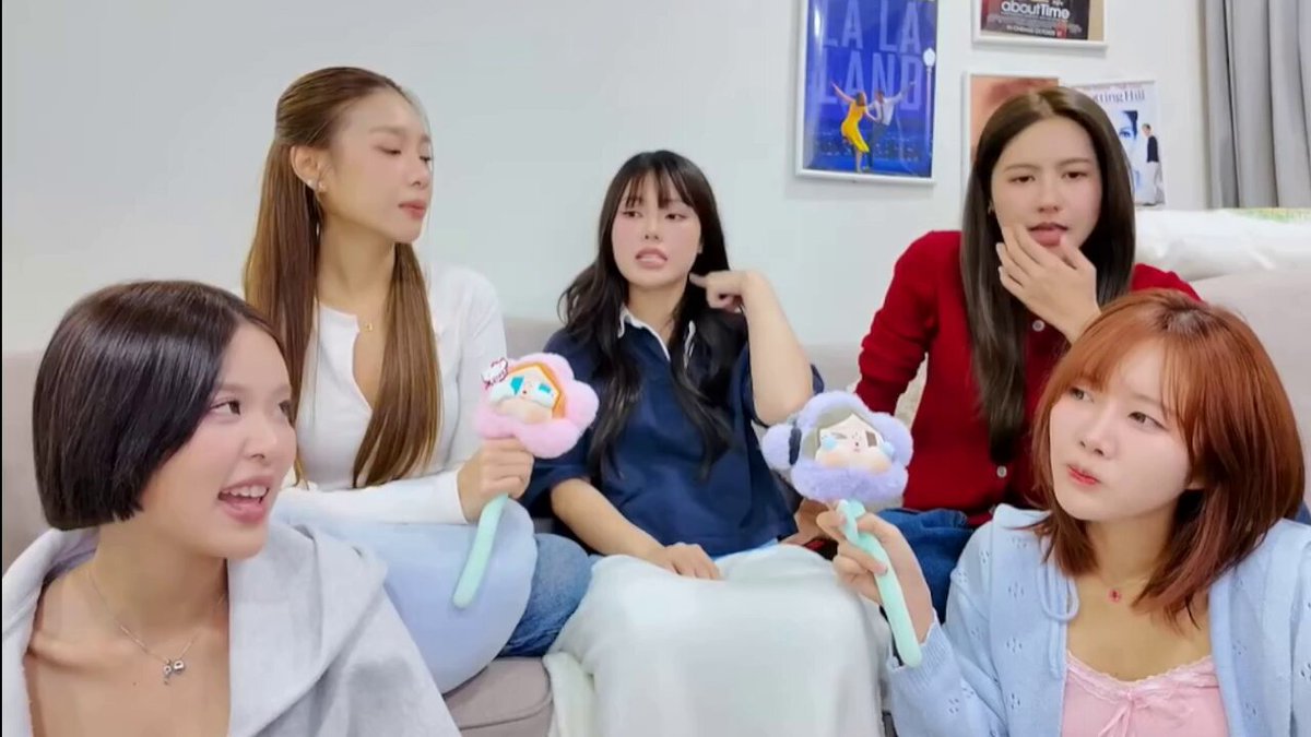 BNK หวิดตบกันจริ๊งงง🤣 โมบาย : มันจะอยู่คนนึงอ่ะ "เอาแค่ข้างหลังได้ไหมอ่ะ"😡 น้ำหนึ่ง : จำตอนซ้อมได้ป่ะ เหมือนจะตบกันอ่ะ เปเป้ : เออ เถียงกันอ่ะ🤬 น้ำหนึ่ง : เอาแล้วตัวแม่ pfm จะเก็บไลน์กันแล้ว 555555555 #Sertist_Channel #NamneungMilinD #MOBYE #miusic #PUPÉJiradapa #KaewNatruja