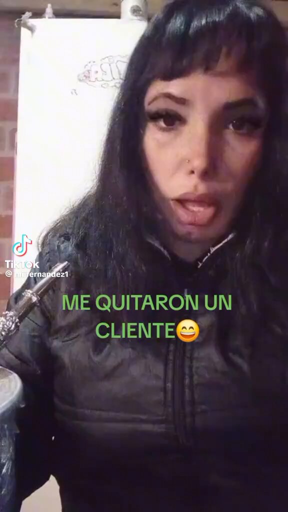 EL POZO DERROTADO POR LA MANIJA: 😏 POR MARCELO FAVA LA TRAICIÓN IRÓNICA QUE LE BIRLÓ EL CLIENTE A MICA EN LA CALLE DEL PLACER. EN UN TREMENDO CONTRAPUNTO ENTRE UNA TRABAJADORA SEXUAL MUJER Y UNA TRANS, MIENTRAS AMBAS CUMPLÍAN SUS LABORES EN EL COMERCIO SEXUAL DE LA CALLE, MICA REVELA ENTRE MATE Y MATE QUE FUE TRAICIONADA POR SU COLEGA. LA TRANS LE BIRLÓ UN CLIENTE HABITUAL CUANDO ELLA SE FUE AL TELO CON OTRO. AL PARECER ESE VIEJO CLIENTE DE MICA DEJÓ DE GUSTARLE EL POZO (VAGINA) DE ELLLA Y SE ENAMORÓ DE LA MANIJA DEL TRANS. MICA, QUIEN DECLARA NO TENGO MANIJA, LLAMA MANIJA AL PENE DE SU COLEGA TRANS. ASÍ SON LAS COSAS QUE PASAN EN ESTA ACTIVIDAD ENTRE MANIJA Y POZO, COMO LO LLAMA MICA: UN ESCENARIO DONDE LAS PREFERENCIAS DEL CLIENTE PUEDEN TOMAR GIROS INESPERADOS Y CASI IRÓNICOS, REVELANDO LAS DINÁMICAS COMPLEJAS DEL MERCADO DEL PLACER CALLEJERO.