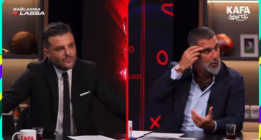 Arda Turan: Mustafa Erhan Hekimoğlu’nun daha doğru ve daha iyi oynaması lazım. Mustafa’nın oyuna daha konsantre olması lazım, daha doğru hamlelerle oyunu daha doğru oynaması lazım. Bir defa iyi futbolcular topu az kaybederler. Dünya’daki bütün iyi futbolcuların ortak bir özelliği vardır: topu az kaybetmeleri. Mustafa Erhan Hekimoğlu, topun kıymetini iyi bilmeli. Muhteşem bir potansiyeli var, gol atma isteği var ama tercih kısmında attırma ve asist gibi özellikleri de olmalı.