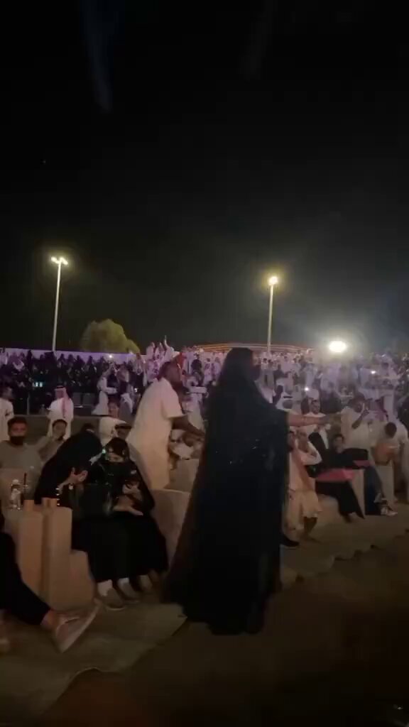 مدري كيف جرأتها ترقص قدام الكل🫣