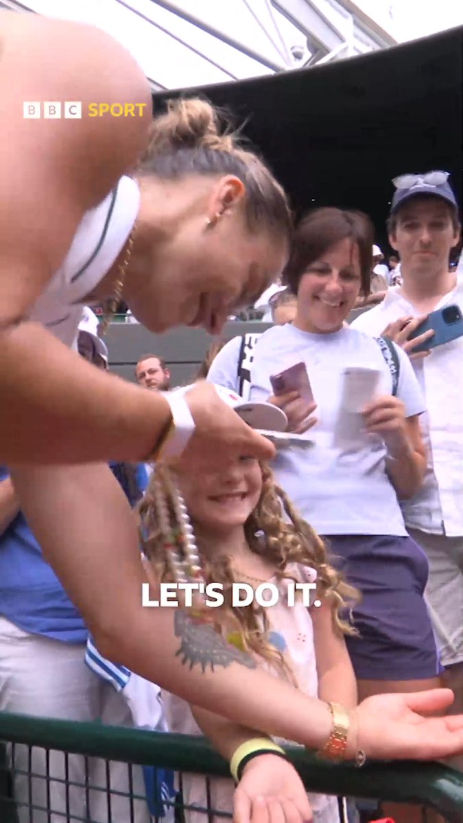 Twinning with the world No. 1 🤝🎾 A young fan caught Aryna Sabalenka’s attention with her matching tattoo 😆