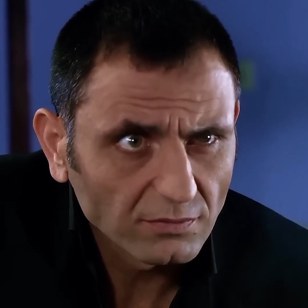 Zamanında o kadar paltosuz gezdik ki, vücut eğik kaldı, içimiz dik.
