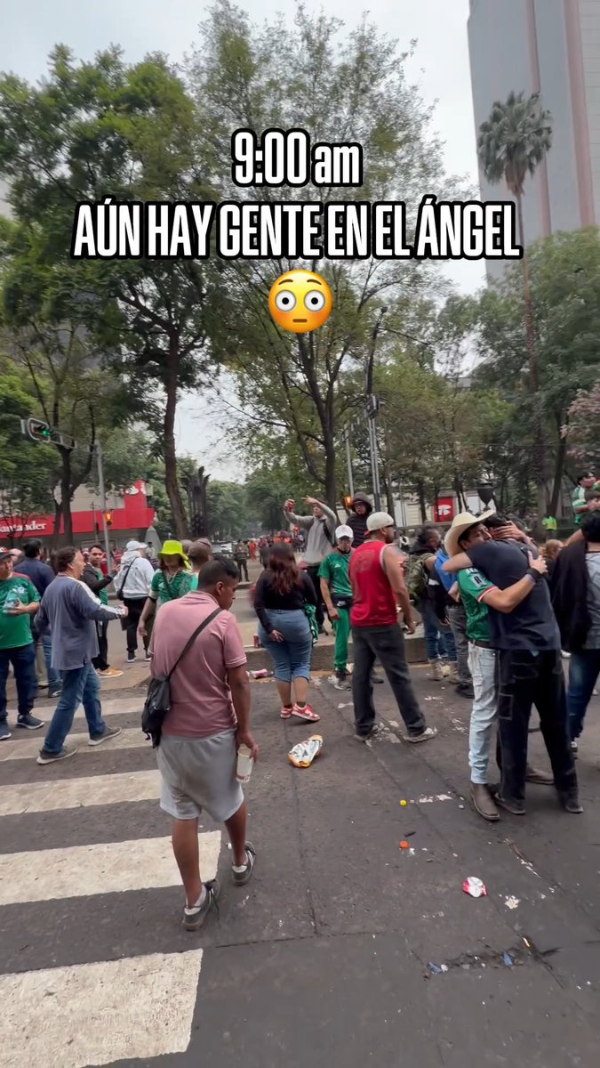 ELLOS SIGUEN EN LA FIESTA 😱 🇲🇽 😳 Son las 9:00 am y aproximadamente 50 personas continúan con música y baile en Paseo de la Reforma.