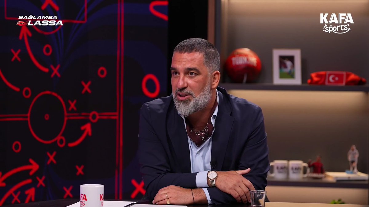 Arda Turan: "İlk indiğimde Bodrum'a Fatih Hoca'nın eline öpmeye gittim, bir hayır duasını almaya. Bizde çok emeği var. YouTube'ta olması, bize kendini göstermesi çok tatlı oluyor. Beni mutlu eder, Fatih Terim'i her yerde görmekten her zaman mutlu olurum. Ben onun yaşarken kıymetini bilenlerdenim."