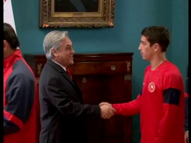 Un día como hoy, 1 de julio, hace 16 años, la selección chilena y el técnico Marcelo Bielsa eran recibidos por el presidente Piñera en La Moneda.
