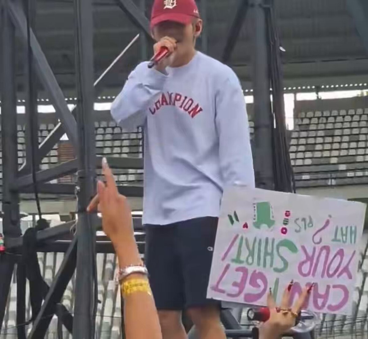 Taehyung’ reaction to this Army’s poster “Can I get your shirt and hat”? 😭😭😭😭
