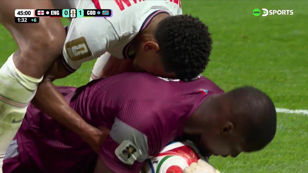 ¡TREMENDA ATAJADA DE MPASI! El arquero le sacó otro cabezazo a Bellingham y mantiene la ventaja en el resultado. El abrazo incrédulo del inglés lo dice todo. #MundialEnDSPORTS | #FIFAWorldCup