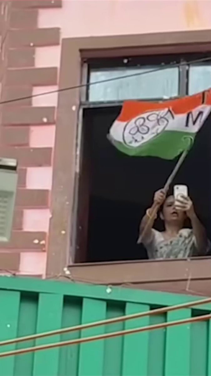 भारत की बेटी ने हाथ में झंडा उठा लिया है अब फेंको पत्थर....