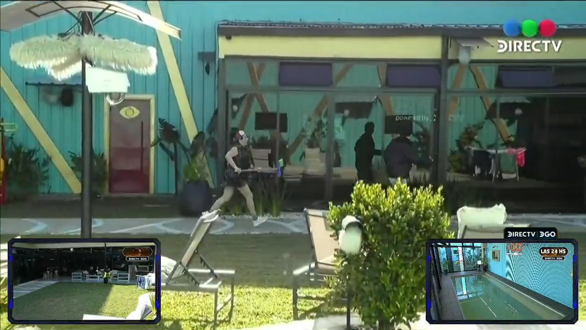 Pincoya corriendo a Juani Car y dándole con la escoba por ir a webearla mientras barría. #GranHermano #GranHermanoAr