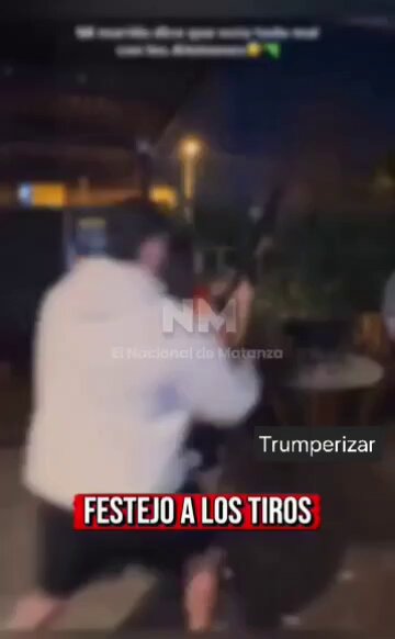 En La Matanza, un paraguayo🇵🇾 le dio UN ARMA a su hija de 10 años para que dispare durante los festejos por el mundial. Una noche normal en el Kongurbano.