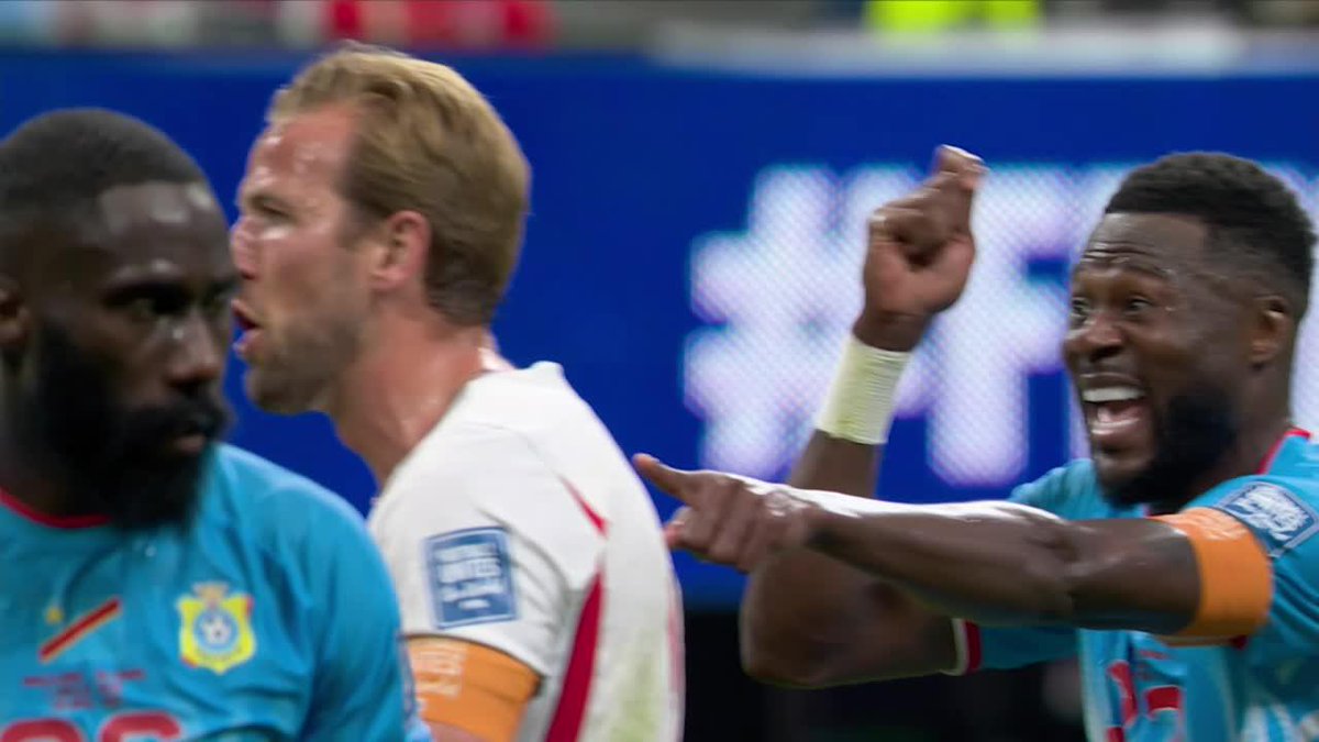 Harry Kane cayó en el área, no le cobraron penal y así le reaccionaron EN LA CARA los de RD Congo... ⚽ #ESPNMundial 📺 Mirá los mejores partidos de la #FIFAWorldCup por ESPN, en el Plan Premium de #DisneyPlus