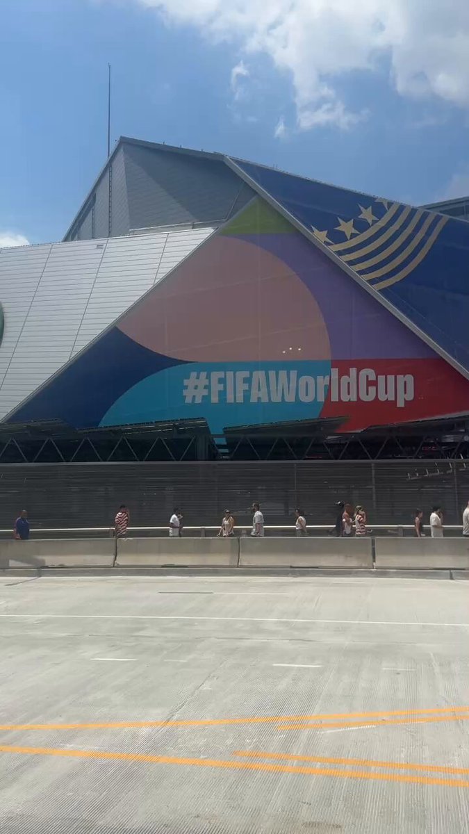 Outside the stadium in Atlanta.. you can hear England fans singing “Sweet Caroline” Not sure this city has enough beer for a Wednesday night