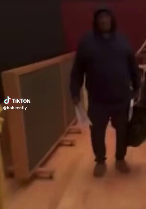 Pooh shiesty robbing Gucci .. recorded the whole crime and upped the Draco on guwop when he tried to walk away