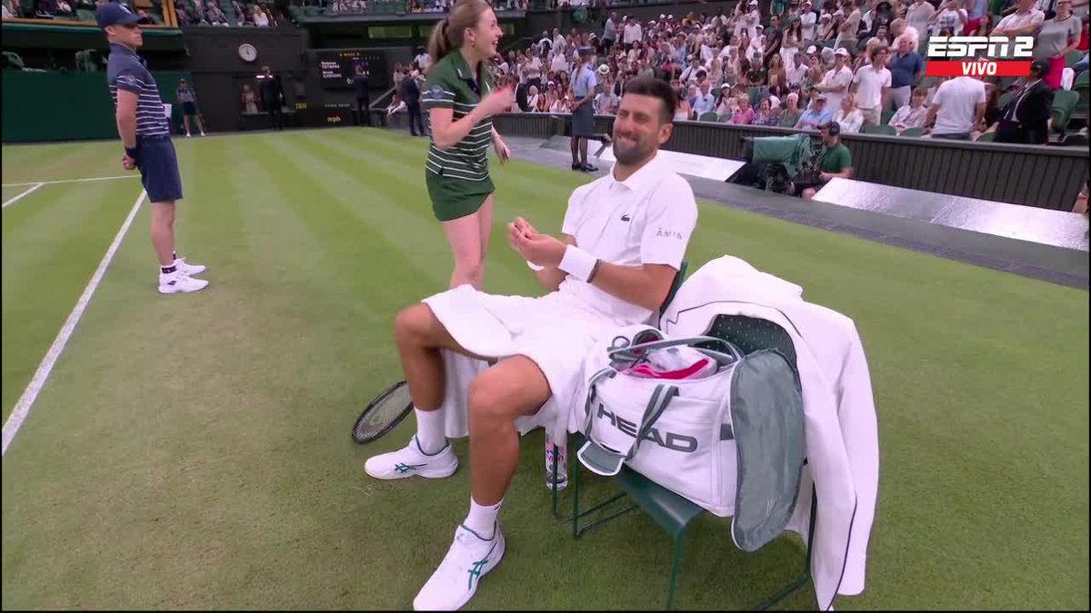 Djokovic, el rey de la comedia. 😂 📺 Mirá #Wimbledon en el Plan Premium de Disney Plus.