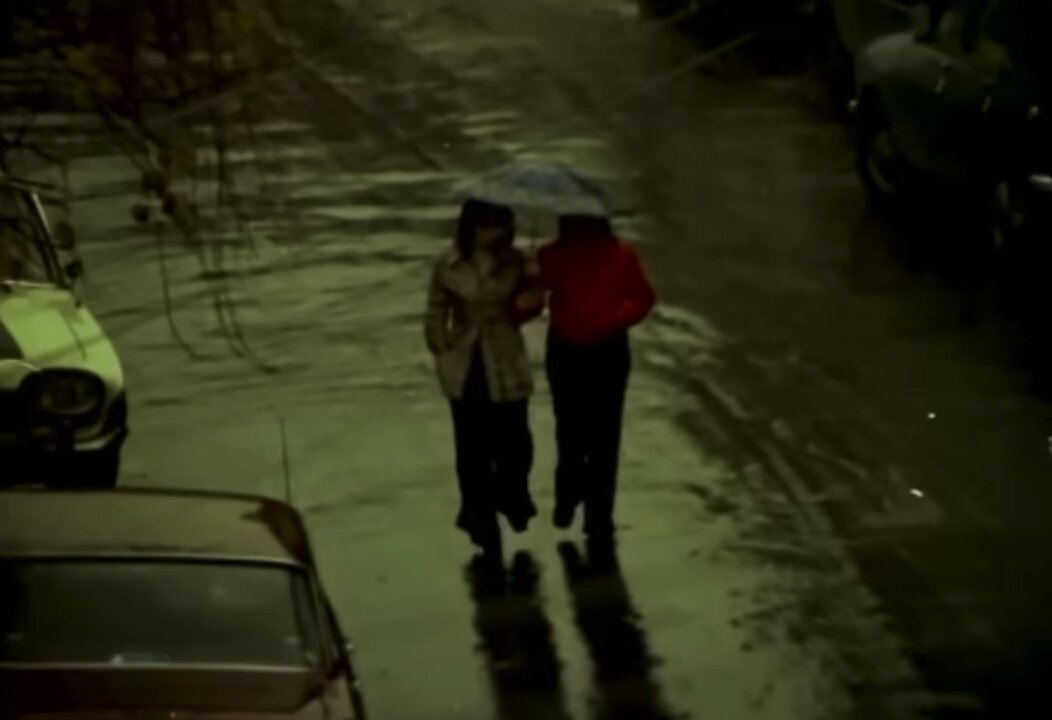 Ben bu filmi daha önce nasıl izlememişim ya. Naif, sıcacık ve çok duygulu. Yağmurlu bir sonbahar tadında.. Üstelik Bülent Ortaçgil sesi de o kadar yakışmış ki. Bayıldımmm. 😊 Pisi Pisi (1975)🎬