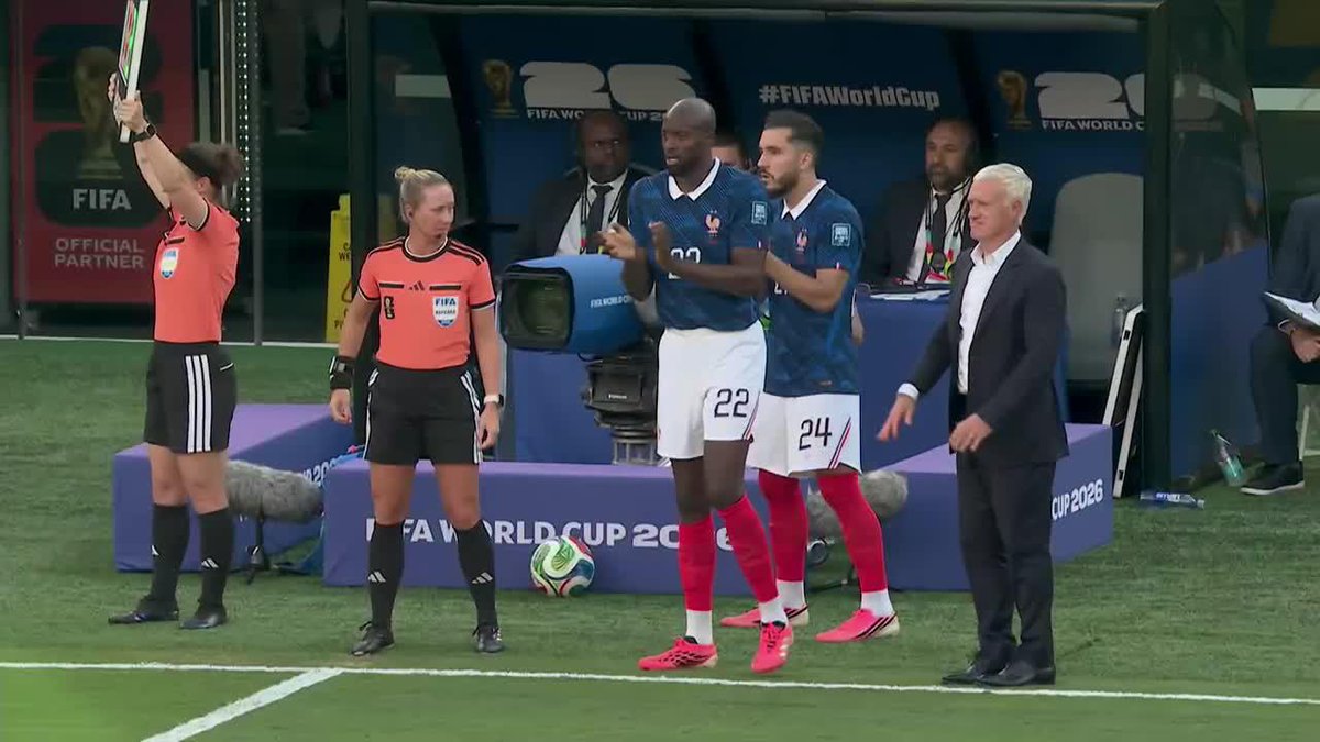 Este momento de Didier Deschamps, haciéndole la REVERENCIA a Kylian Mbappé. Pocas veces se vio algo así de un DT a un jugador y en un Mundial. Brutal. 🇫🇷🥶