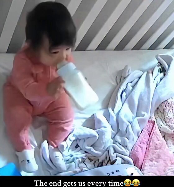 POV: Bebeğinizin ne zaman uyandığını asla bilmiyorsunuz; çünkü ağlamıyor, kendi kendine besleniyor ve çoğu zaman tekrar uykuya dalıyor.