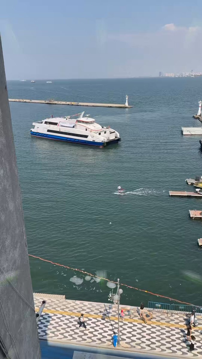 İzmir'de Pasaport İskelesi açıklarında efoil kullanan bir vatandaş, Kabotaj Bayramı’nda elindeki Türk bayrağıyla körfezde sürüş gerçekleştirdi.
