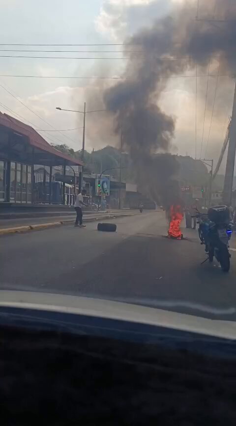 Aglomeración de trabajadores de la Pastelería Adriana, en la Av Carlos Julio Arosemena, quema de llantas en la vía, se encuentran impagos, aportaciones del IESS cobradas a trabajadores pero no reflejan en el sistema del seguro. Cortesía