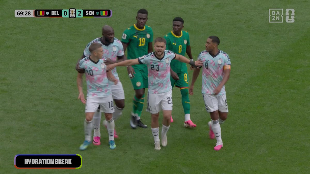 LA IMAGEN MÁS DESOLADORA EN BÉLGICA 😔 Trossard y Tielemans tuvieron que ser separados por sus compañeros 👀 #DAZNMundial #FIFAWorldCup
