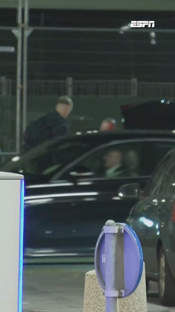 De spelers van Oranje zijn aangekomen op Schiphol en vertrekken richting huis🏠