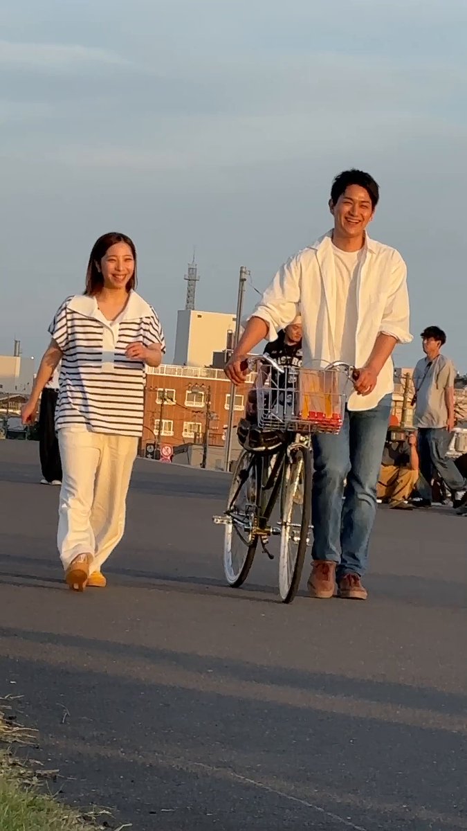 自転車ではしゃぐ、りくりゅうペア。 #ビッグマック #新CMメイキング #りくりゅう