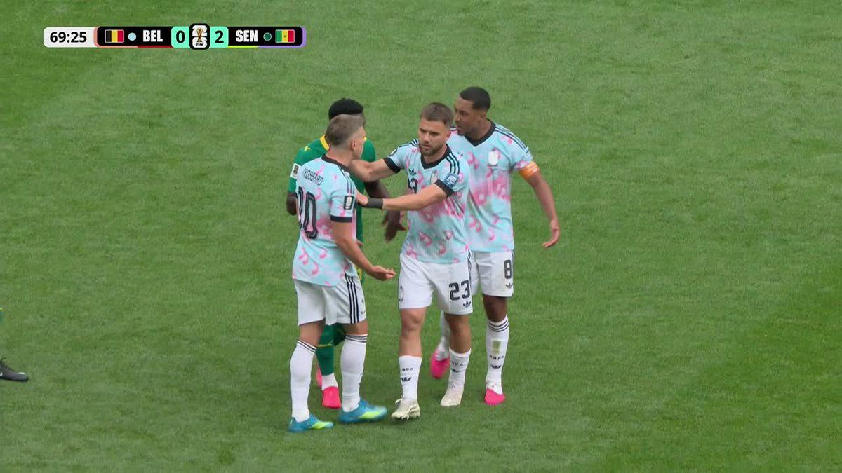 Trossard le pidió la pelota a Tielemans, el capitán no se la dio y el jugador del Arsenal se enojó. ¡Los tuvieron que separar! Terminaron abrazados por la remontada... ⚽ #ESPNMundial 📺 Mirá los mejores partidos de la #FIFAWorldCup por ESPN, en el Plan Premium de #DisneyPlus