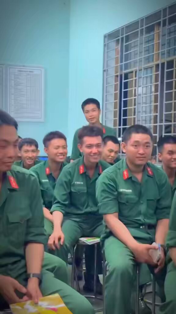Chú bộ đội ở giữa hàng bự quá