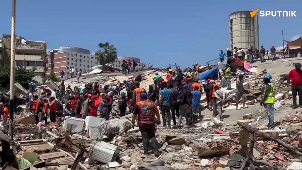 【ベネズエラ地震、死者2000人超える 発生から1週間】 ベネズエラで発生した大地震による死者数は2295人に増加し、負傷者は1万1267人となった。国民議会のホルヘ・ロドリゲス議長が明らかにした。 また、デルシー・ロドリゲス暫定大統領は、6月24日に発生した壊滅的な地震の犠牲者を追悼するため、7月1日から7日までの7日間を、国を挙げた服喪期間とすることを宣言した。 ロドリゲス議長によると、6月24日の本震発生以降、ベネズエラおよび海外の救助隊は瓦礫の下から計6461人を生存した状態で救出したとのこと。 さらに、4000人を超える海外の救助隊員が被災地で活動を続けており、国際人道支援物資の総量は7000トンを超えたという。 瓦礫の下に取り残された人々の捜索は現在も続いており、ロドリゲス議長は「生存者を見つけるという希望は変わらない」と述べた。