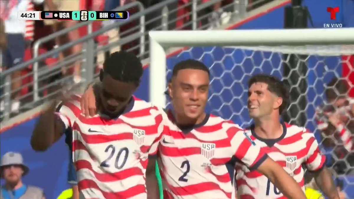 ¡POTENTE ZURDAZO! Balogun aprovechó un desvío defensivo y la definió de pierna izquierda para abrir el marcador de USMNT