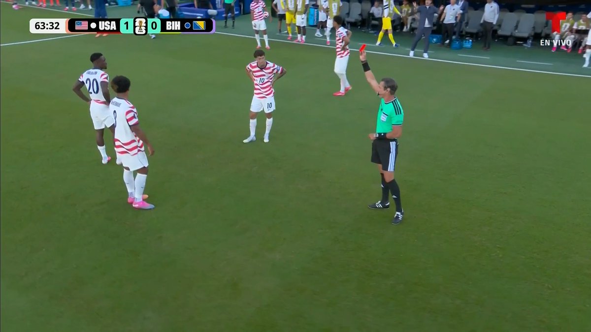 THERE IS JUST NO WAY THIS IS A RED CARD ARE YOU KIDDING ME ??