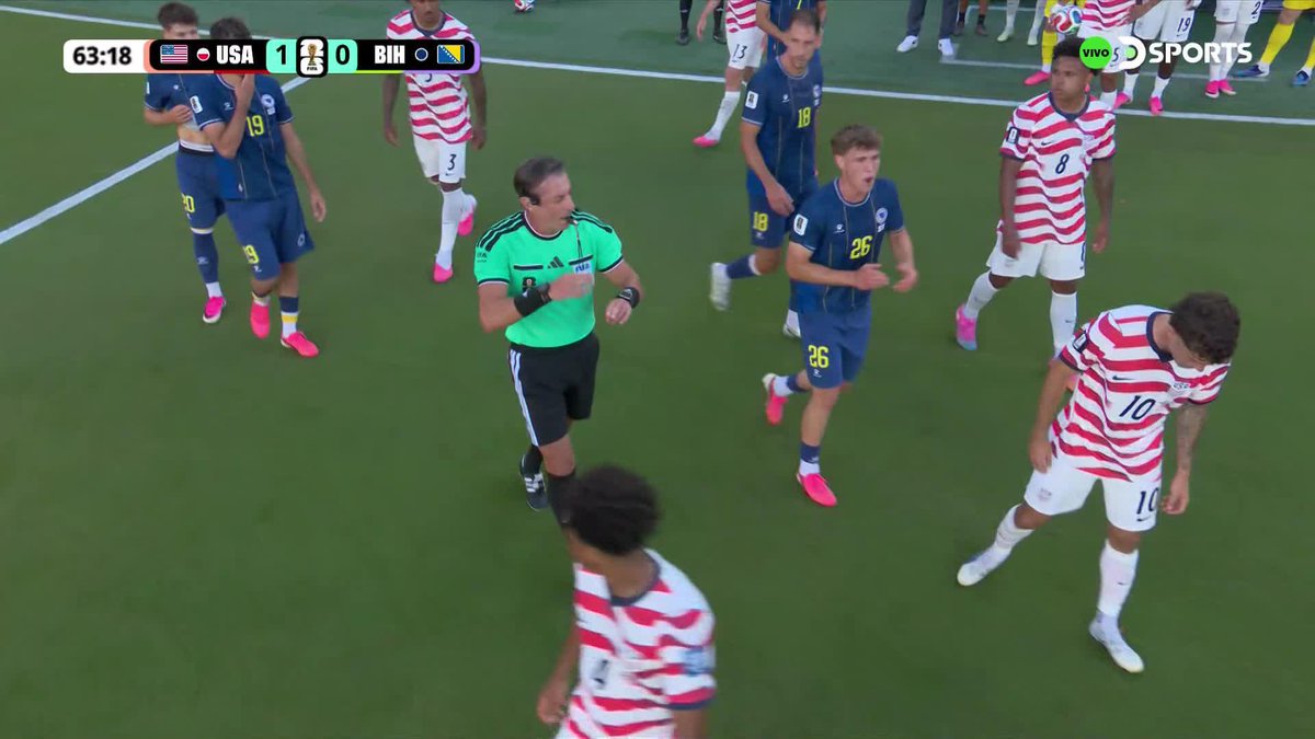 SE ENTENDIÓ TODO 😅 Así anunció Raphael Claus por altavoz la expulsión de Balogun en Estados Unidos #MundialEnDSPORTS #FIFAWorldCup