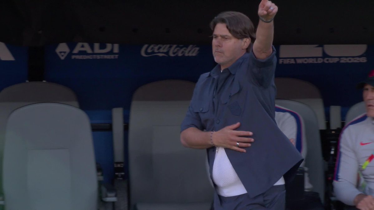 ¡TRANQUILO, MISTER! Pochettino protestó una jugada y sus lentes salieron volando al borde del campo de juego. ⚽ #ESPNMundial 📺 Mirá los mejores partidos de la #FIFAWorldCup por ESPN, en el Plan Premium de #DisneyPlus
