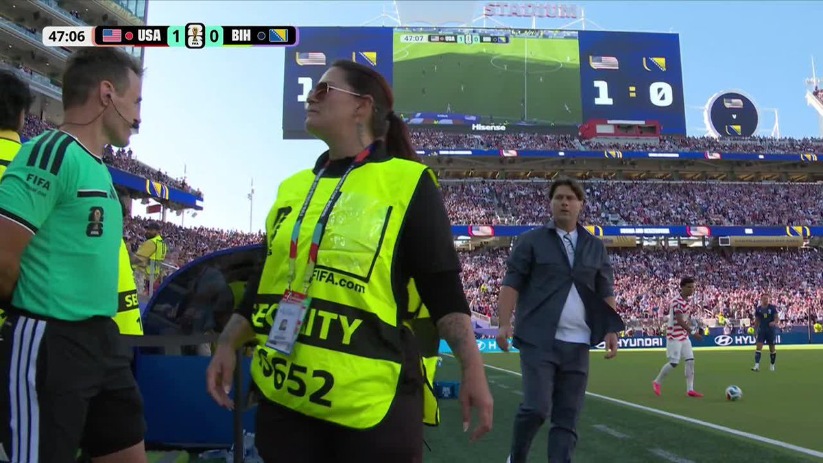 UFFF… ¡QUÉ DOLOR! Esta seguridad recibió un FUERTÍSIMO PELOTAZO y desde una muy corta distancia… ¡Se la aguantó como una campeona! ⚽ #ESPNMundial 📺 Mirá los mejores partidos de la #FIFAWorldCup por ESPN, en el Plan Premium de #DisneyPlus