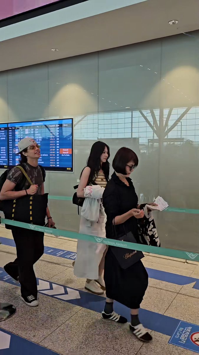 Tzuyu with Mama Chou but no JYPE managers or bodyguards for her solo schedule?