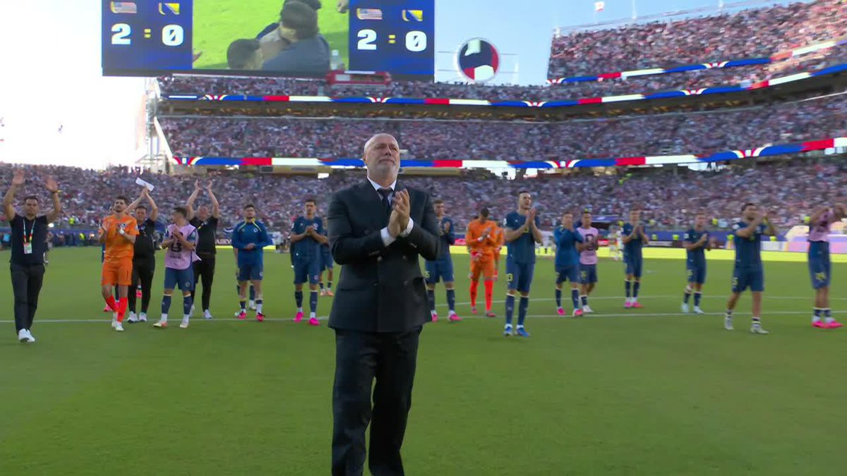 LA TRISTEZA DE QUEDAR ELIMINADO: Sergej Barbarez, DT de Bosnia, despidió a su gente llorando tras quedar afuera de la Copa del Mundo ante Estados Unidos. ⚽ #ESPNMundial 📺 Mirá los mejores partidos de la #FIFAWorldCup por ESPN, en el Plan Premium de #DisneyPlus