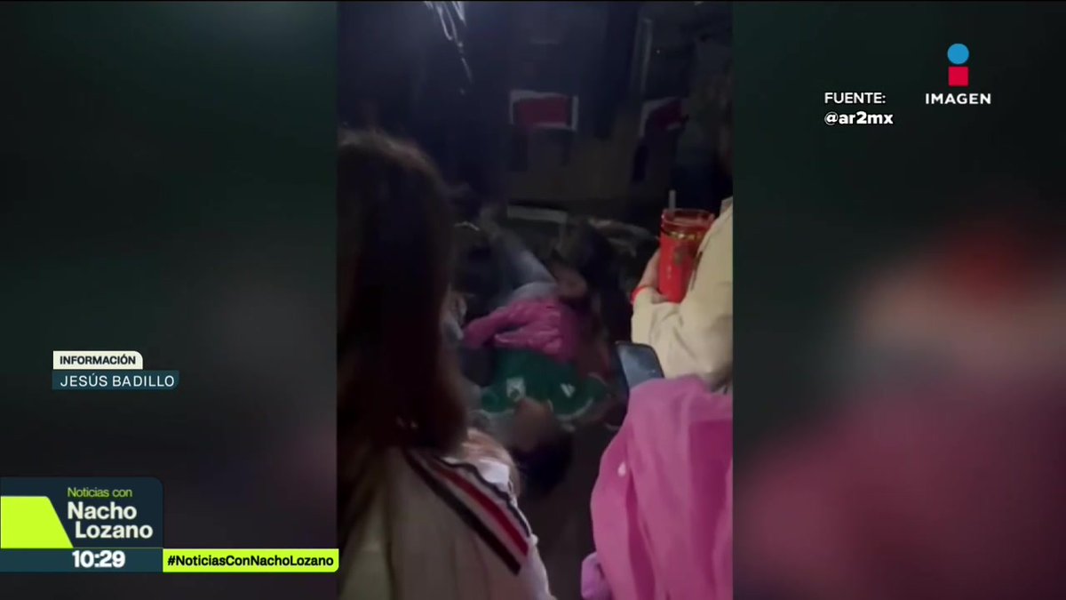 La fiesta se salió de control. Cuatro personas murieron durante los festejos por el triunfo de México ante Ecuador en las inmediaciones del Ángel de la Independencia. Desmanes, enfrentamientos, peleas, heridos, así terminó una noche de celebración en la #CDMX: #NoticiasImagen