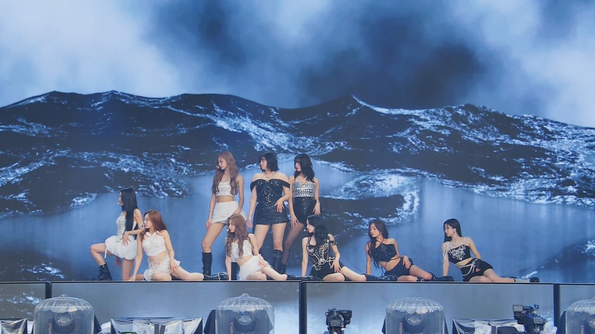 A thread of TWICE consistently proving they're THE best performers in the industry because some random pixel on Twitter thought they could make up BS about TWICE and get away with it🧵