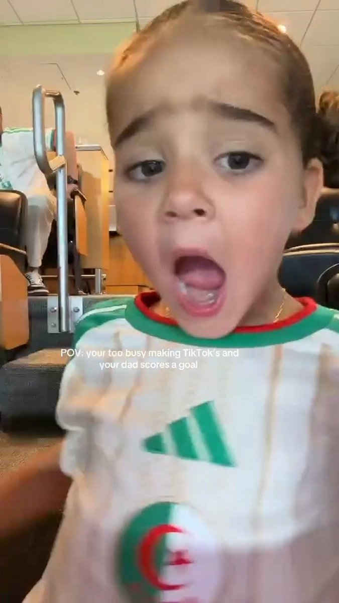 Estás tranquila bailando y de repente te interrumpen porque tu papá hace gol en Copa del Mundo. 😅 🇩🇿 Vía taylorwardx/IG