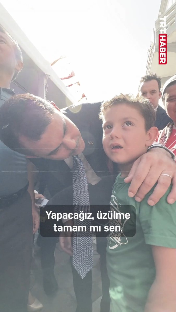 Çevre Şehircilik ve İklim Değişikliği Bakanı Murat Kurum, İzmir Ödemiş'teki yangında evleri yanan 7 yaşındaki Muzaffer'e verdiği sözü tuttu. Yeniden inşa edilen konutlar, ay sonunda teslim edilmeye başlanacak. 📌"Yakında Üzümlü köyüne, Muzaffer'in yeni evine misafir olacağım."