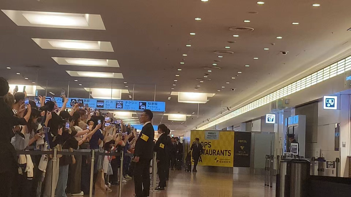 【お帰りなさい‼︎】 森保一監督を先頭に14選手が羽田空港に帰国✈️ 約700人のファンが大歓声をあげ、ねぎらいの言葉をかけていました👏 ＃daihyo ＃SAMURAIBLUE🇯🇵