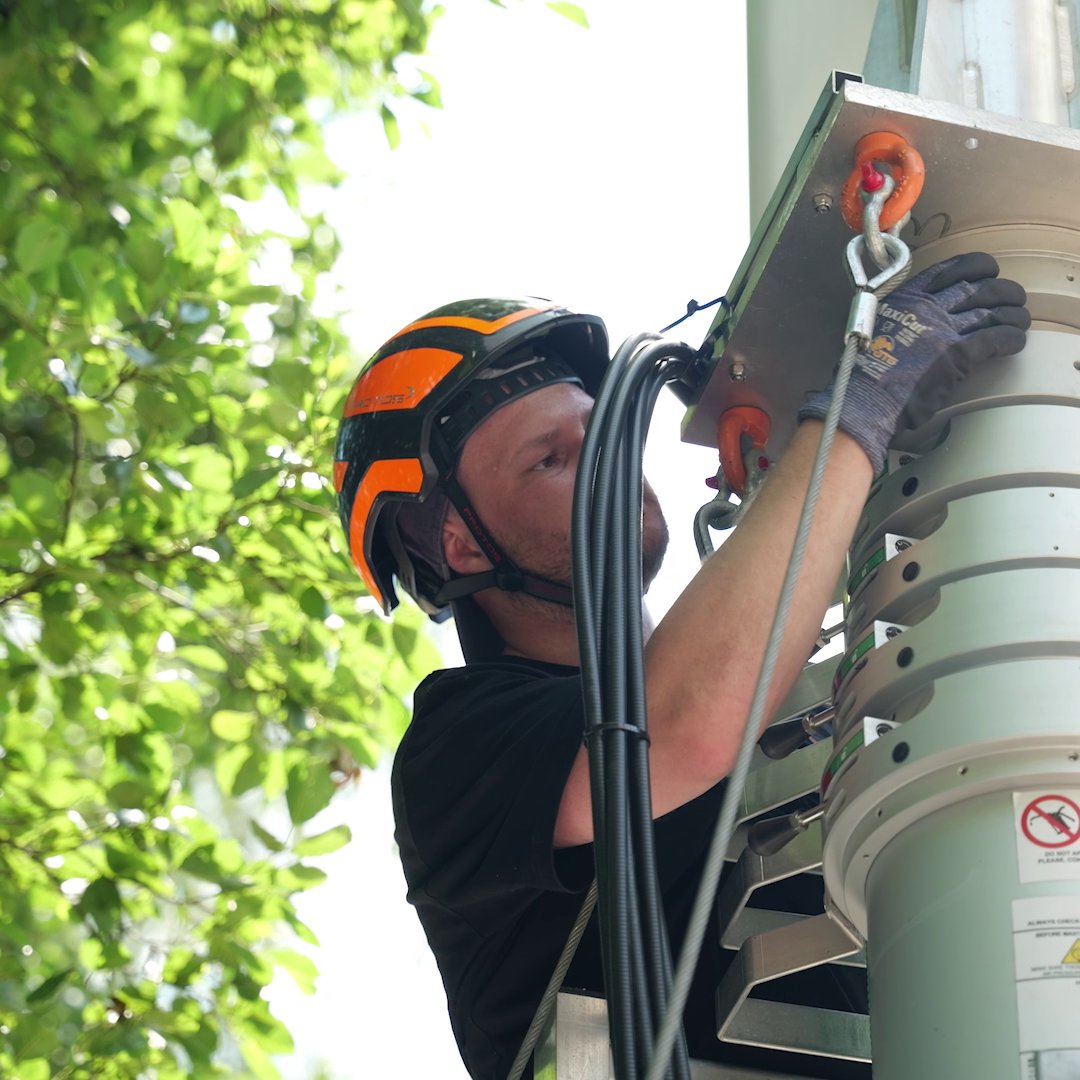 Orange connecte les Eurockéennes de Belfort Wifi, 4G, 5G : tout est prêt pour que les festivaliers vivent leurs éxpériences musicales à fond et le partagent en direct. Une preuve ? 82 antennes wifi déployées sur le site du Malsaucy, près de Belfort et une antenne 4G/5G installée au coeur du festival. Une belle prouesse réalisée par les équipes techniques mobilisées, et un savoir-faire partagé sur l'ensemble des festivals accompagnés par Orange en France.