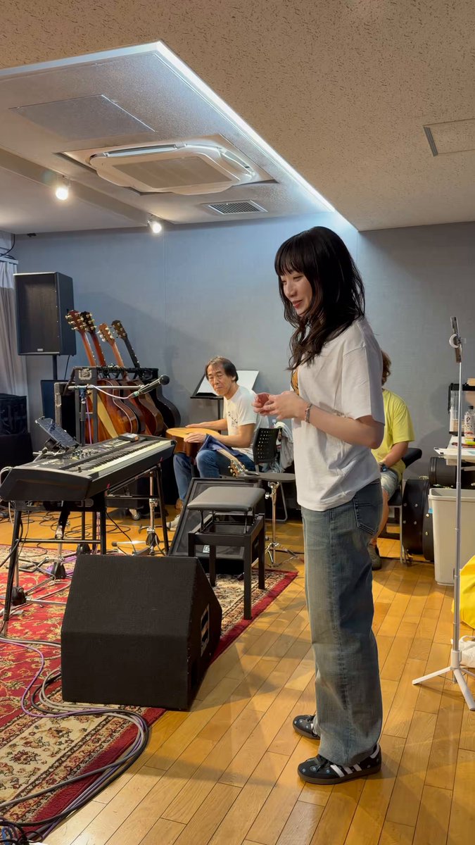 スタジオリハーサルが終わりました♪ 久しぶりにライブチームの皆さんにお会いできたのに、すーっと自然体でいられて、すごく集中してリハーサルに臨めました🔥 早くも、リハにもかかわらず指と足が攣るという…💦 ⁡ 改めて、弾き語りは一人で覚悟を決めてステージへ踏み出すものなんだと実感。 何度経験しても弾き語りは本当に緊張しますが、ツアーができる喜びと感謝の気持ちでいっぱいです😌 アルバムをリリースして最初のツアー。 一曲一曲、大切に届けたいと思っています。 ⁡ ついに明日、ツアー初日。全力で頑張ります！！ 仙台、名古屋、大阪、広島、福岡、東京。 全国の皆さんにお会いできるのを楽しみにしています❣️ よろしくお願いします‼︎ ⁡ 有安杏果 #リルハー2026 #alittleharmony #雫ノ音